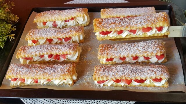 Křupavé jahodová lahůdka z listového těsta se smetanovým mascarpone krémem Křupavé jahodová lahůdka z listového těsta se smetanovým mascarpone krémem