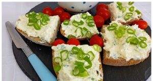 Pastýřská pomazánka se smetanou je skvělou volbou pro čerstvé pečivo