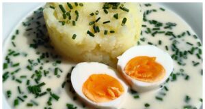 Pažitková omáčka s vejci a šťouchaným bramborem – jemná a domácí klasika