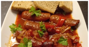 Připravte si pečené buřty na pivu: Snadný a rychlý recept