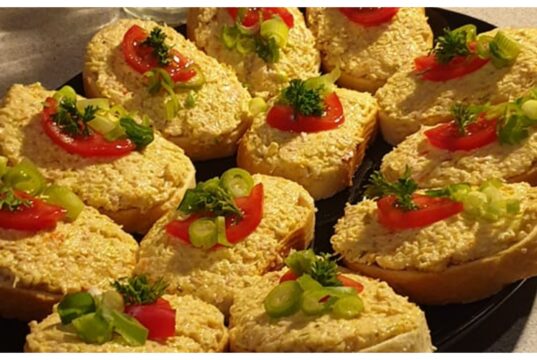 Rychlá pomazánka z moravanky, junioru a eidamu