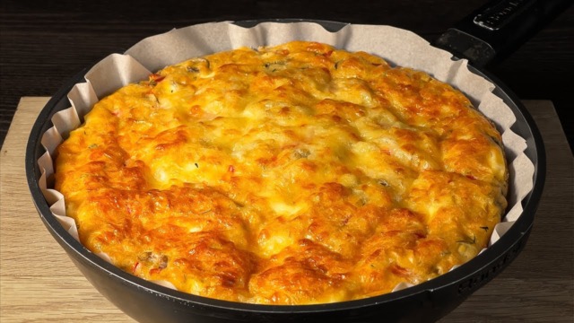 Pečený slaný koláč z jemného těsta se zeleninou, sýrem feta a mozzarellou - Netradiční, ale o to chutnější! Pečený slaný koláč z jemného těsta se zeleninou, sýrem feta a mozzarellou - Netradiční, ale o to chutnější!