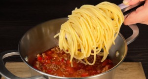 Špagety s mletým masem se zeleninou, slaninou a rajčaty – recept na rychlou, snadnou a chutnou večeři Špagety s mletým masem se zeleninou, slaninou a rajčaty ve vlastní šťávě
