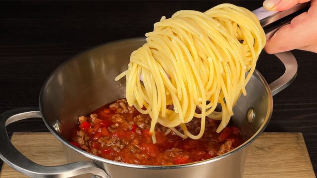 Špagety s mletým masem se zeleninou, slaninou a rajčaty ve vlastní šťávě Špagety s mletým masem se zeleninou, slaninou a rajčaty ve vlastní šťávě