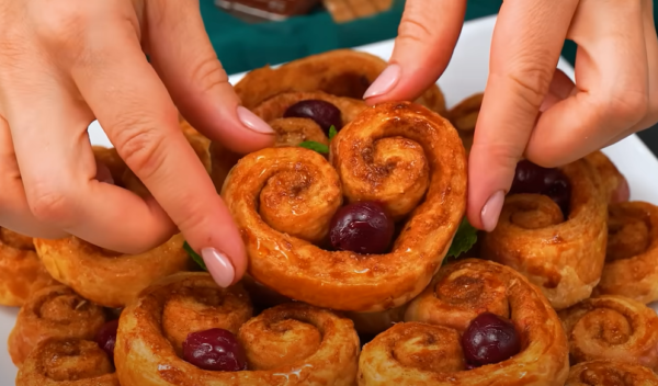 Sladká třešňová srdíčka z listového těsta - Rychlý a snadný recept pro každého!