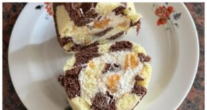 Pruhovaná šlehačková roláda s ovocem: Dezert, který vypadá jako z prvotřídní cukrárny Roláda se šlehačkovou náplní a ovocem: jednoduchý a nadýchaný dezert