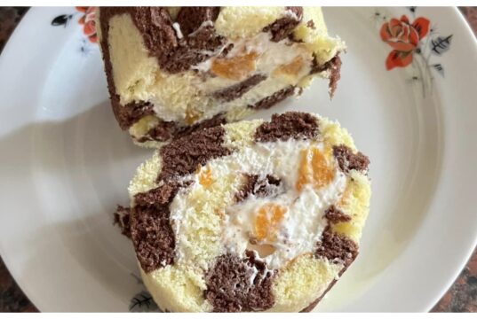 Roláda se šlehačkovou náplní a ovocem: jednoduchý a nadýchaný dezert