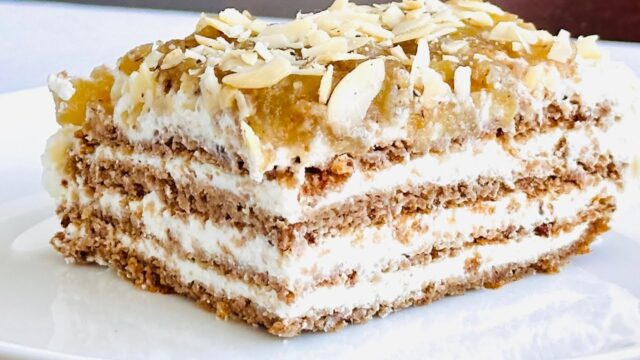 Jablečný zákusek s datlemi, ořechy a ovesnými vločkami s tvarohovo-jogurtovým krémem