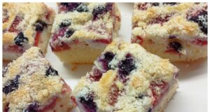 Šlehačková bublanina s ovocem: neuvěřitelně vláčný dezert za pár minut Šlehačková bublanina s ovocem – český koláč plný šťavnatého ovoce