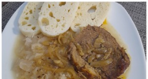 Vepřová krkovice se zelím a knedlíkem: Recept na poctivou českou klasiku