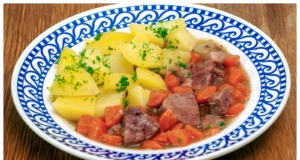 Vepřové maso v mrkvi s vařeným bramborem