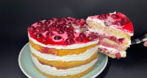 Skvostný vrstvený třešňový dort z jemného těsta se smetanovým tvarohem Skvostný vrstvený třešňový dort z jemného těsta se smetanovým tvarohem