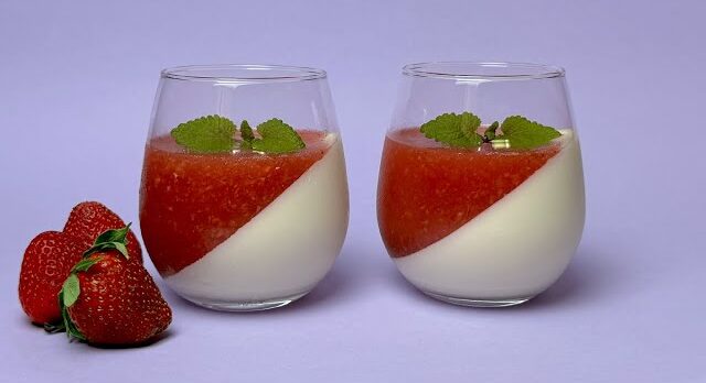 Božská jahodová Panna Cotta ve sklenicích - Očarující dezert! Božská jahodová Panna Cotta ve sklenicích - Očarující dezert!