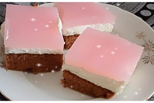 Buchta s tvarohem a želé: Vláčný kakaový korpus, krémová vrstva a ovocné „sklíčko“ navrch