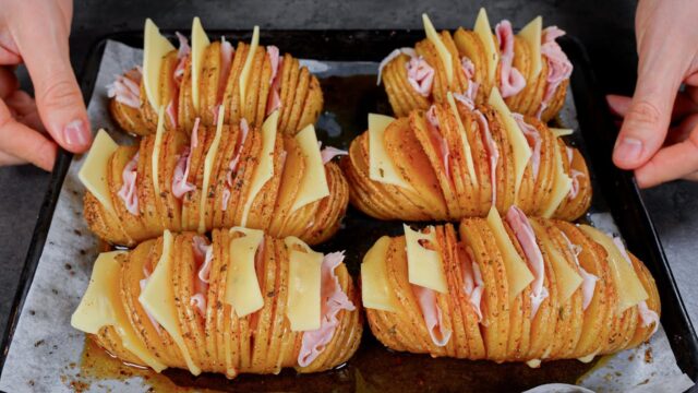 Křupavé a zlatavé brambory ve tvaru vějíře plněné šunkou a sýrem Křupavé a zlatavé brambory ve tvaru vějíře plněné šunkou a sýrem
