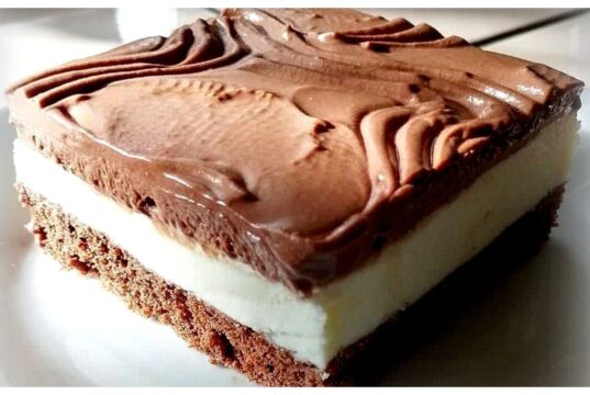 Monte řezy s dvojitým krémem, které se rozplynou na jazyku Monte řezy: Luxusní čokoládový dezert s bílým krémem na kakaovém piškotu