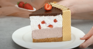 Čarokrásný oplatkový dort s coca-cola krémem, jahodovým mascarpone a čokoládovou polevou