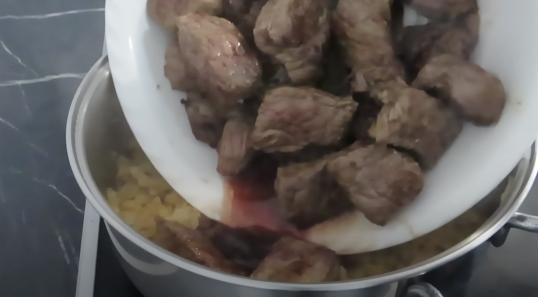 Recept na dokonalý hovězí guláš, který už jinak dělat nebudete