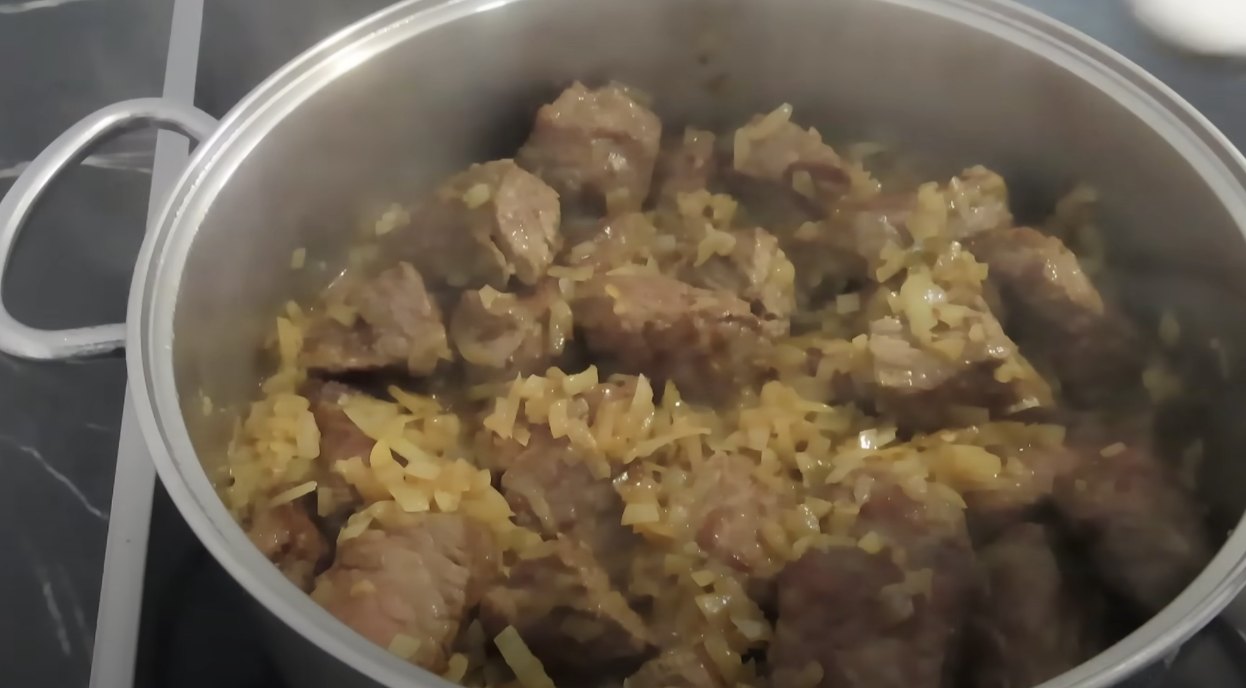 Recept na dokonalý hovězí guláš, který už jinak dělat nebudete