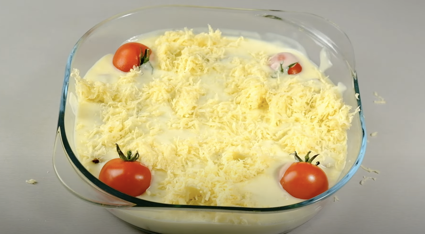 Zapečené Cannelloni plněné masem se žampiony a rajčatovou omáčkou, přelité bešamelem a sýrem