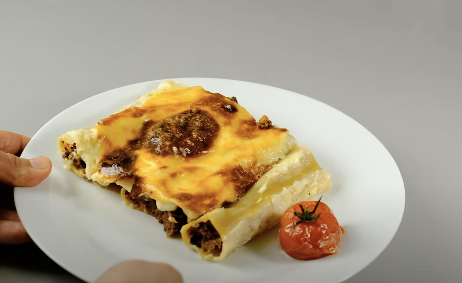 Zapečené Cannelloni plněné masem se žampiony a rajčatovou omáčkou, přelité bešamelem a sýrem