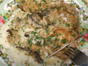 Pečená kuřecí stehna v lahodné smetanovo-houbové omáčce s vínem - Delikátní oběd na stole!