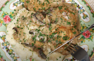 Pečená kuřecí stehna v lahodné smetanovo-houbové omáčce s vínem - Delikátní oběd na stole!