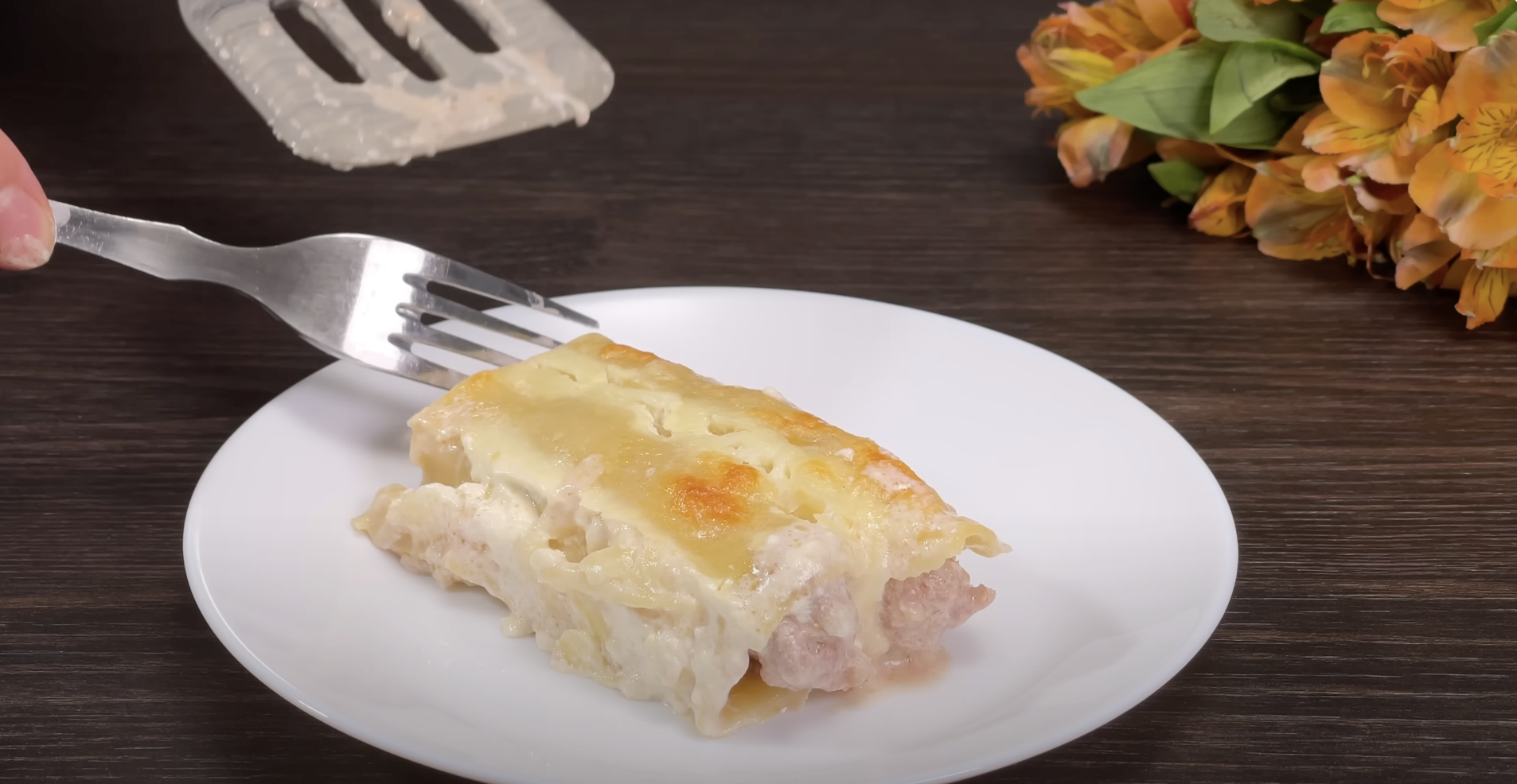 Zapečené cannelloni plněné mletým masem se smetanovou-majonézovou omáčkou se sýrem