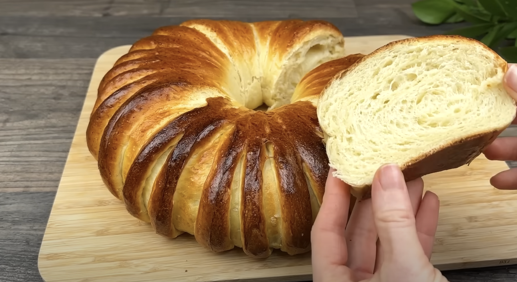 Měkký a křehoučký zlatavý sladký chléb ve tvaru bábovky - Trochu jinak, ale o to chutnější!!