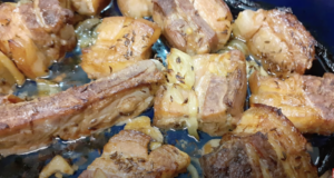 Fantastický pomalu pečený vepřový bůček na cibuli a česneku