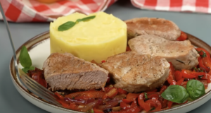 Pečená aromatická vepřová panenka na tymiánu se zeleninou a bramborovou kaší Pečená aromatická vepřová panenka na tymiánu se zeleninou a bramborovou kaší