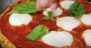 Domácí pizza s bílým zelím, rajčatovou omáčkou, mozzarellou a bazalkou – Zdravější varianta pizzy!