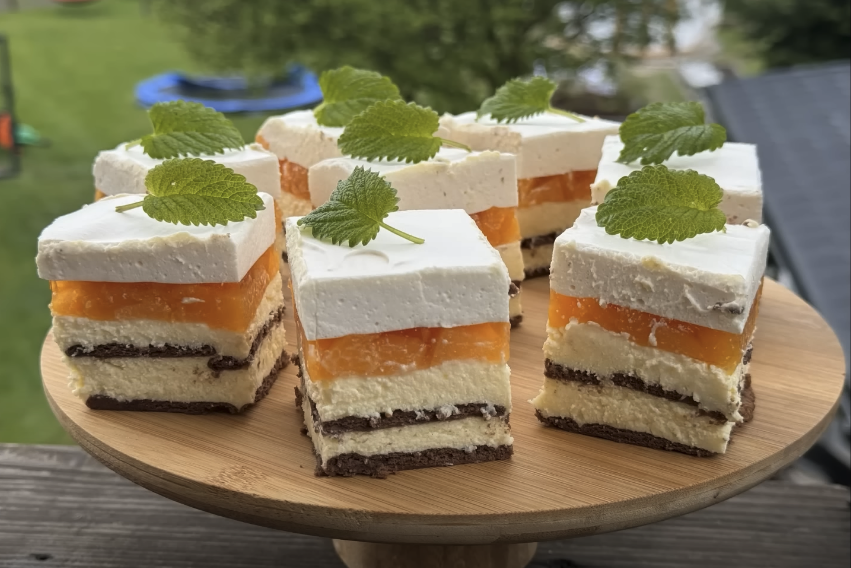 Lahůdkový broskvový cheesecake se sušenkami, pudinkem a jemnou peřinkou