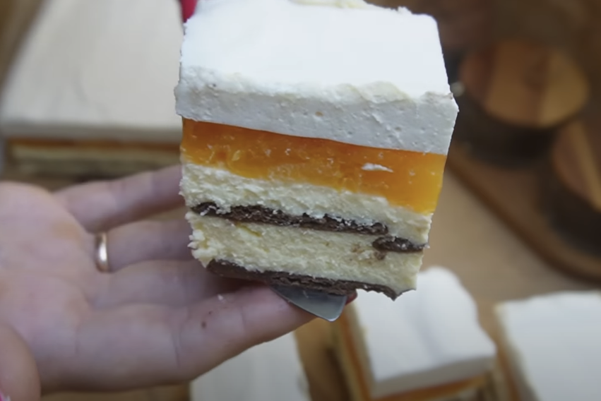 Lahůdkový broskvový cheesecake se sušenkami, pudinkem a jemnou peřinkou