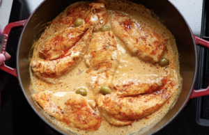 15-minutový recept na TOP kuřecí prsa na víně a olivách, který zvládne úplně každý