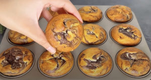 Mini mramorové kakaové muffiny s jogurtem, které zvládne každý