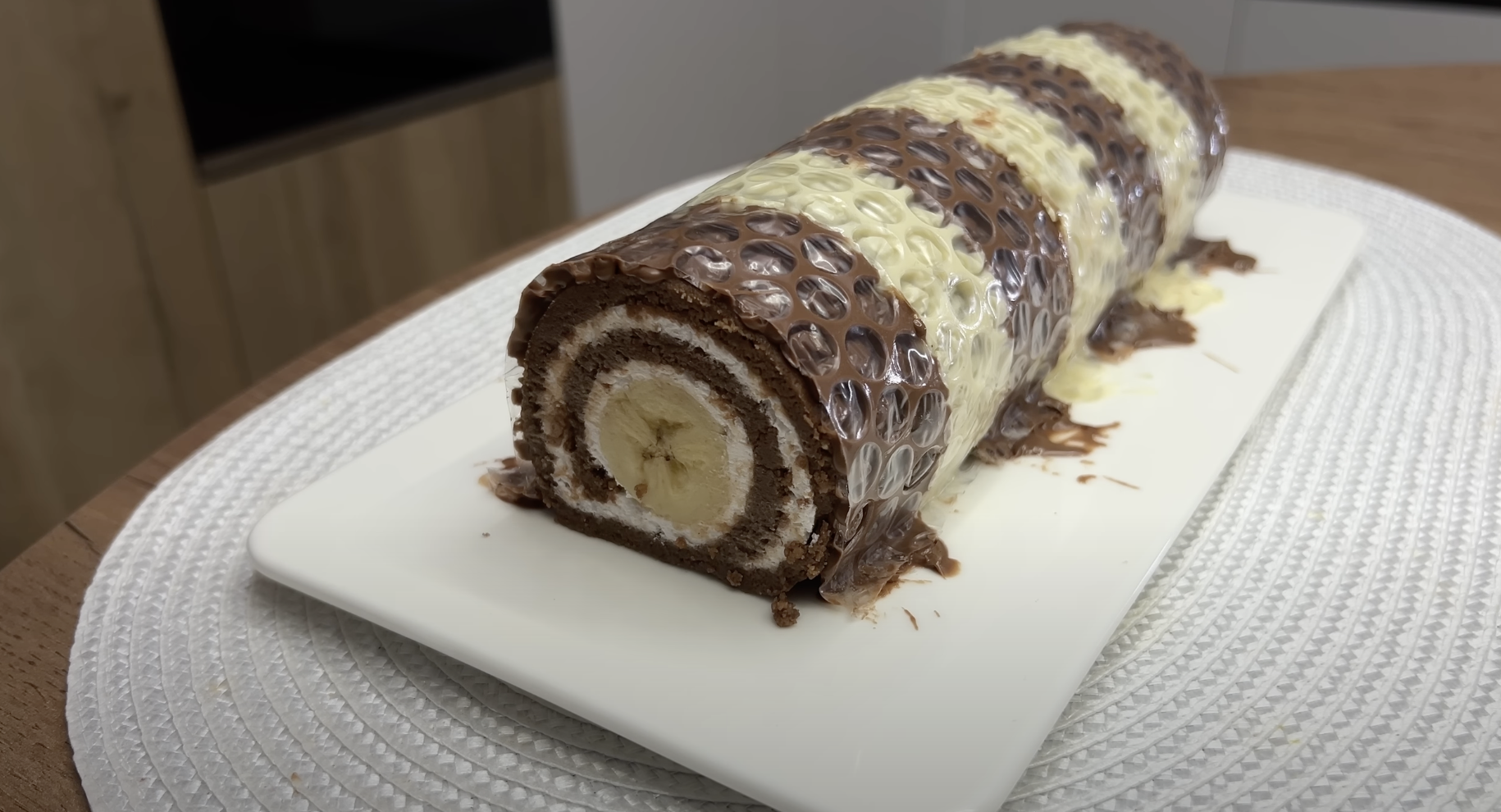 Unbaked two-color banana roulade with Nutella and ricotta - trumps even baked desserts