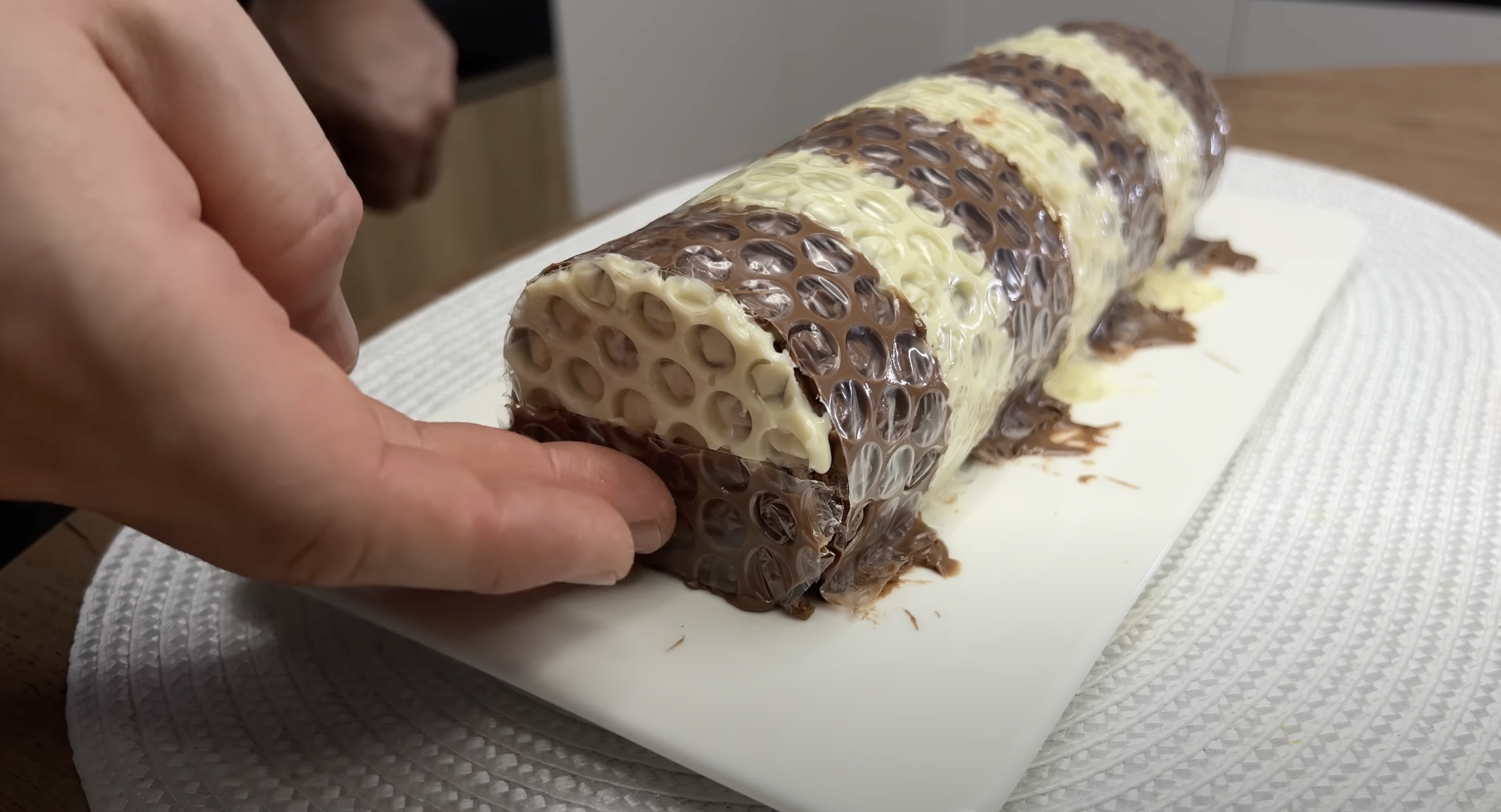 Unbaked two-color banana roulade with Nutella and ricotta - trumps even baked desserts