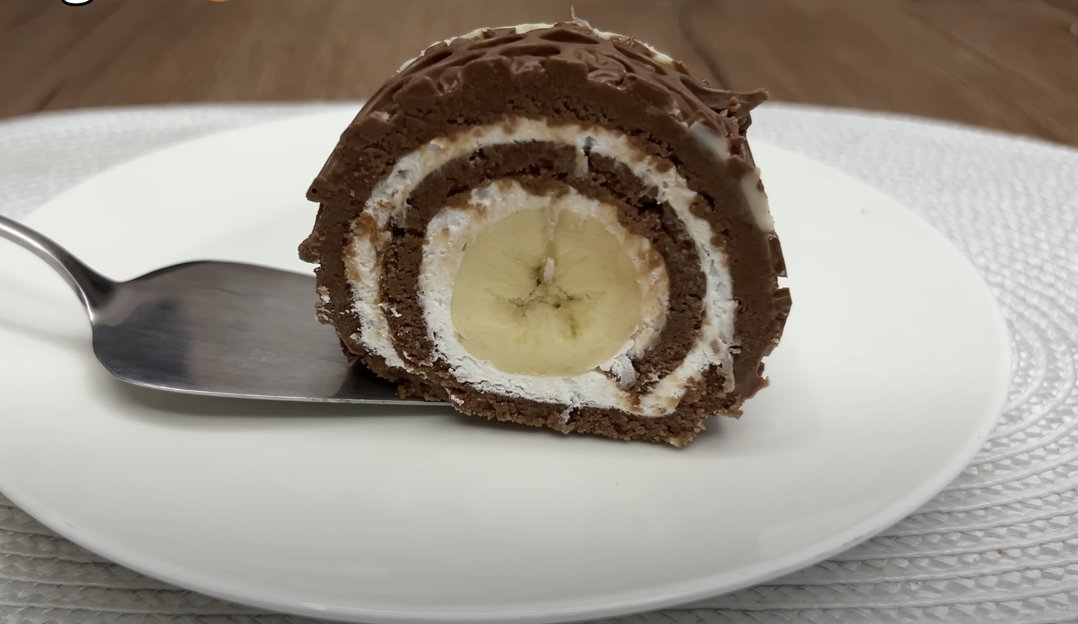 Unbaked two-color banana roulade with Nutella and ricotta - trumps even baked desserts