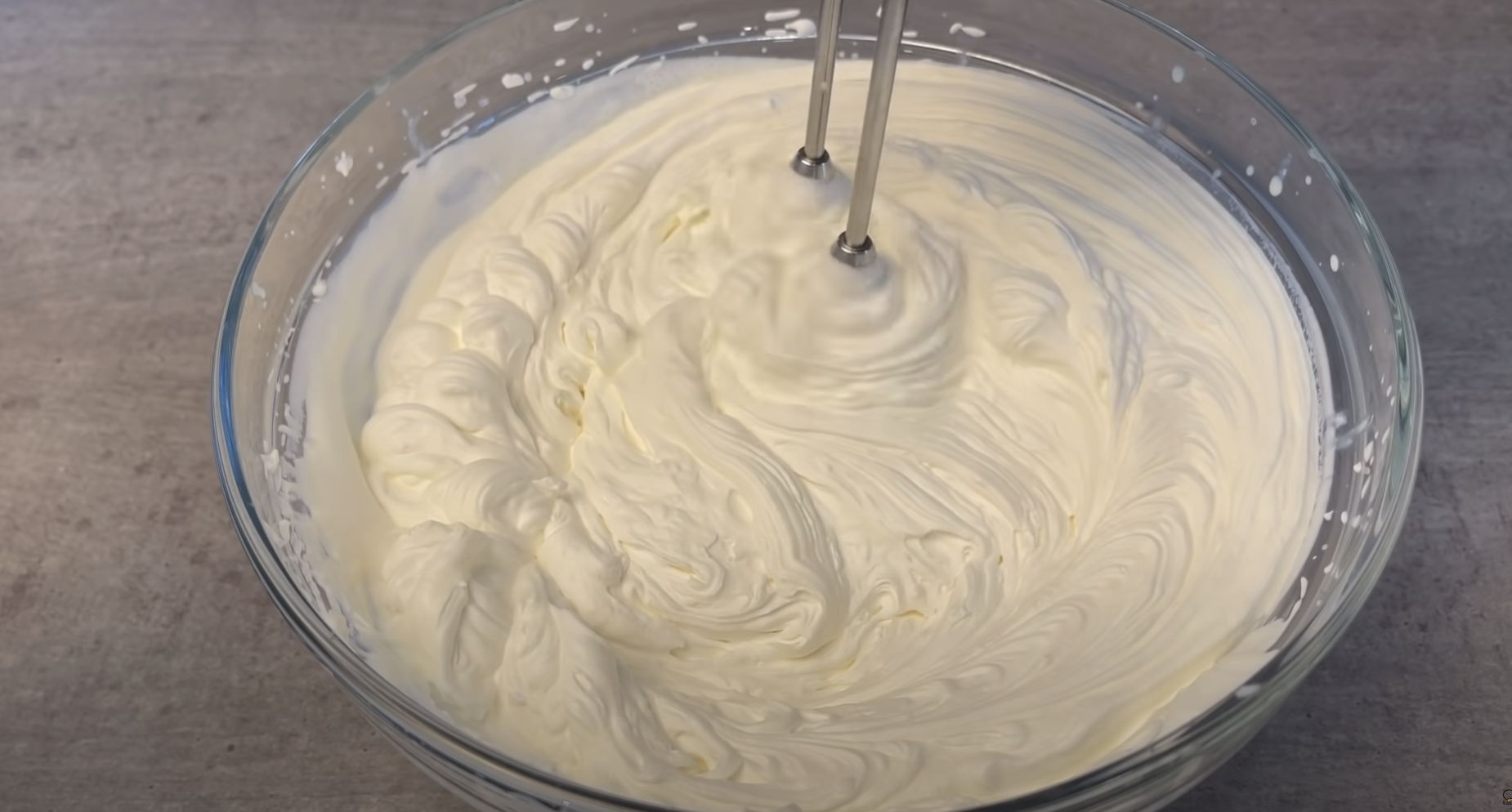 Lahodný nepečený piškotový dezert s mascarpone a ovocem - šlahačková bomba!