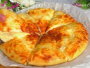 Křupavý zlatavý SLANÝ KOLÁČ z kynutého těsta se sýrem ve tvaru pizzy - Rychlá pochoutka na stole!
