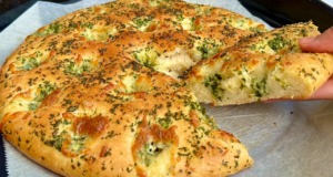 Křupavá slaná buchta z kynutého těsta s petrželkovou směsí a sýrem mozzarella Křupavá slaná buchta z kynutého těsta s petrželkovou směsí a sýrem mozzarella