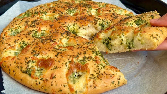 Křupavá slaná buchta z kynutého těsta s petrželkovou směsí a sýrem mozzarella