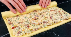 Křupavá roládka s bílým sezamem plněná mozzarellou, sušenými rajčaty a koprem Křupavá roládka s bílým sezamem plněná mozzarellou, sušenými rajčaty a koprem