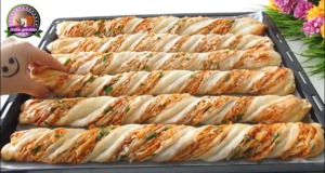 Křupavé vrtulkové taštičky s rajčatovou pastou, sýrem a petrželkou – Dokonalý slaný snack Křupavé vrtulkové taštičky s rajčatovou pastou, sýrem a petrželkou - Dokonalý slaný snack