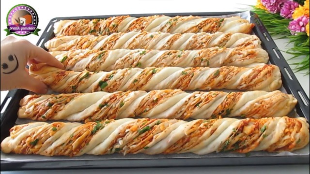 Křupavé vrtulkové taštičky s rajčatovou pastou, sýrem a petrželkou - Dokonalý slaný snack Křupavé vrtulkové taštičky s rajčatovou pastou, sýrem a petrželkou - Dokonalý slaný snack