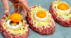 Zapečené bramborové karbanátky z mletého masa s cibulovo-houbovou náplní se sýrem a vejcem Zapečené bramborové karbanátky z mletého masa s cibulovo-houbovou náplní se sýrem a vejcem