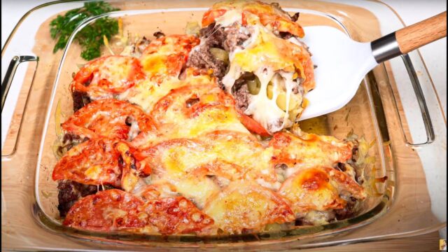 Zapečené brambory s mletým hovězím masem na cibulce s rajčaty a sýrem - Ideální oběd nebo večeře! Zapečené brambory s mletým hovězím masem na cibulce s rajčaty a sýrem - Ideální oběd nebo večeře!