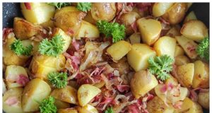 Tyhle farmářské brambory musíte zkusit: jednoduché, chutné a dokonale univerzální Farmářské brambory se slaninou, cibulí a kořením - z pánve
