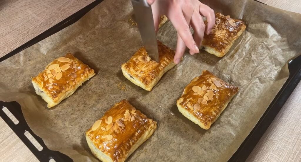 Mandlové křupavé šátečky z listového těsta plněné nutellou a banány - Ideální k horkému čaji!